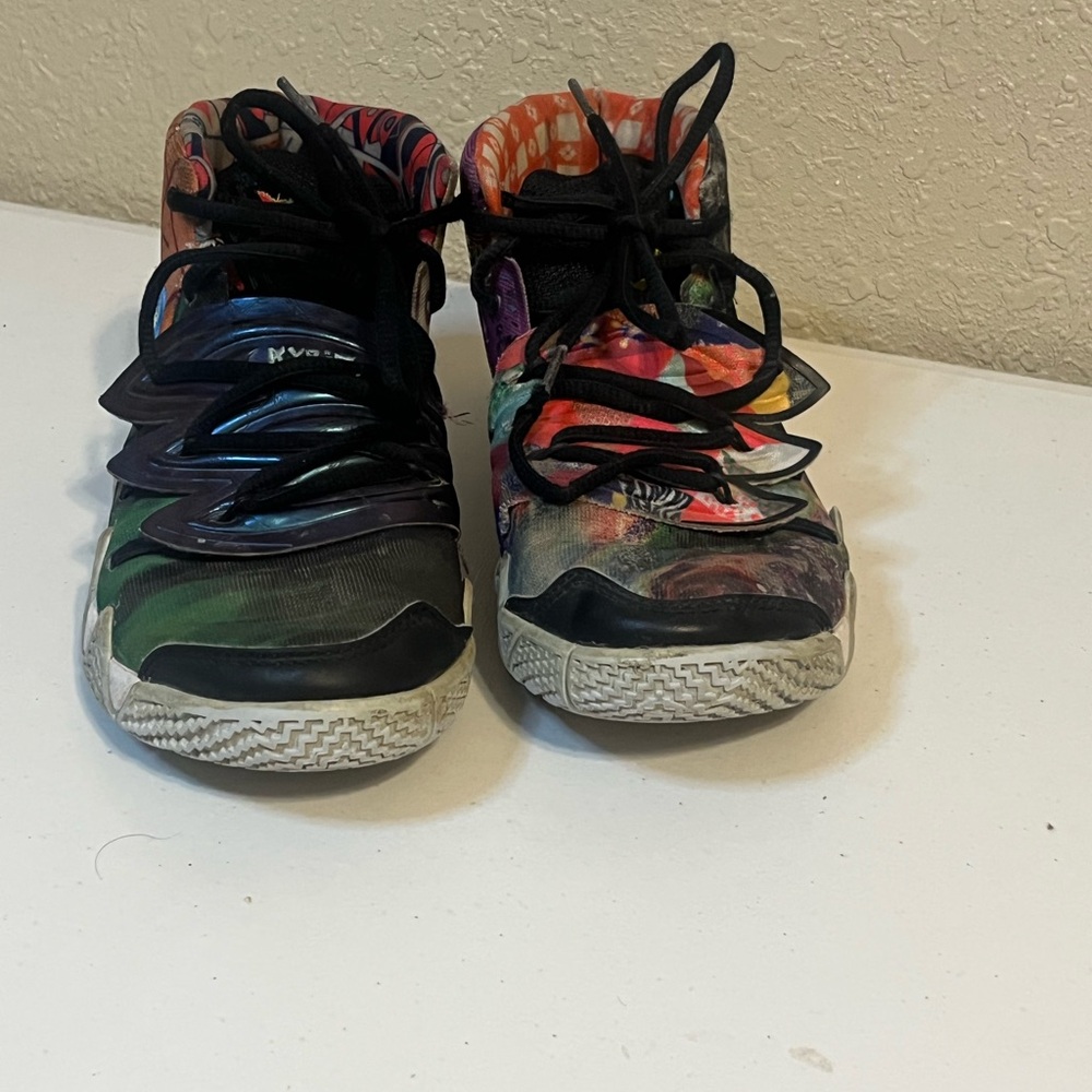 Nike youth Kybrid s2 Pineapple shoes in size 2.5 youth